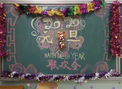 童真繪夢 寶貝為班級元旦活動繪制的粉筆板報(bào)